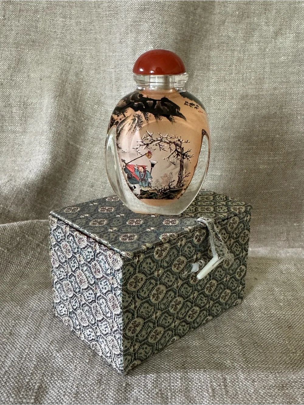 vintage Chinese reverse painted snuff bottle with box